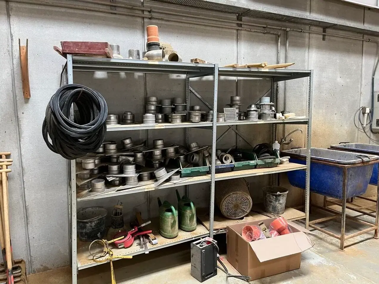 Billede 1 - Reol indhold: Afløb, værktøj mv.