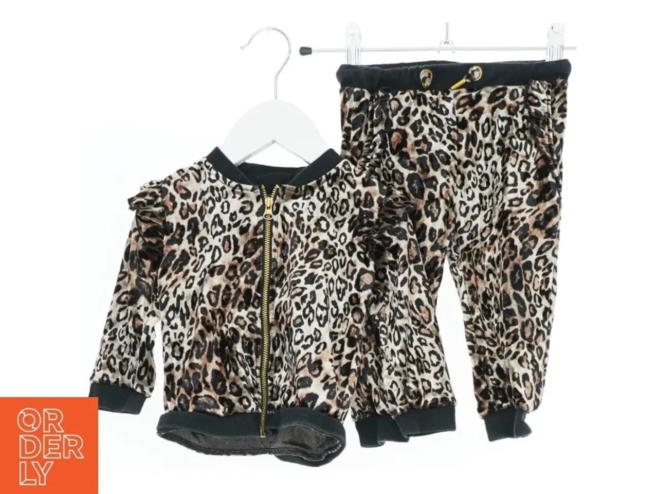 Billede 1 - Leopardmønstret sæt med trøje og bukser fra Petit (str. 74)