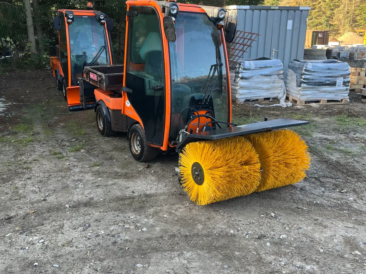 Billede 1 - 2 stk. Holder C 1.30 med saltspreder og kost/skrab