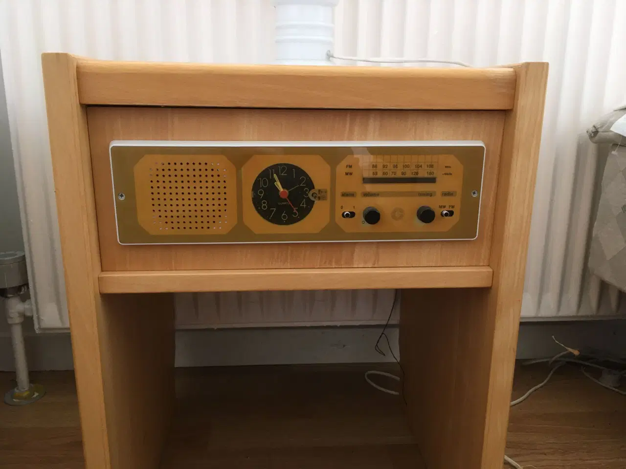 Billede 4 - Retro sengebord med radio, ur og alarm