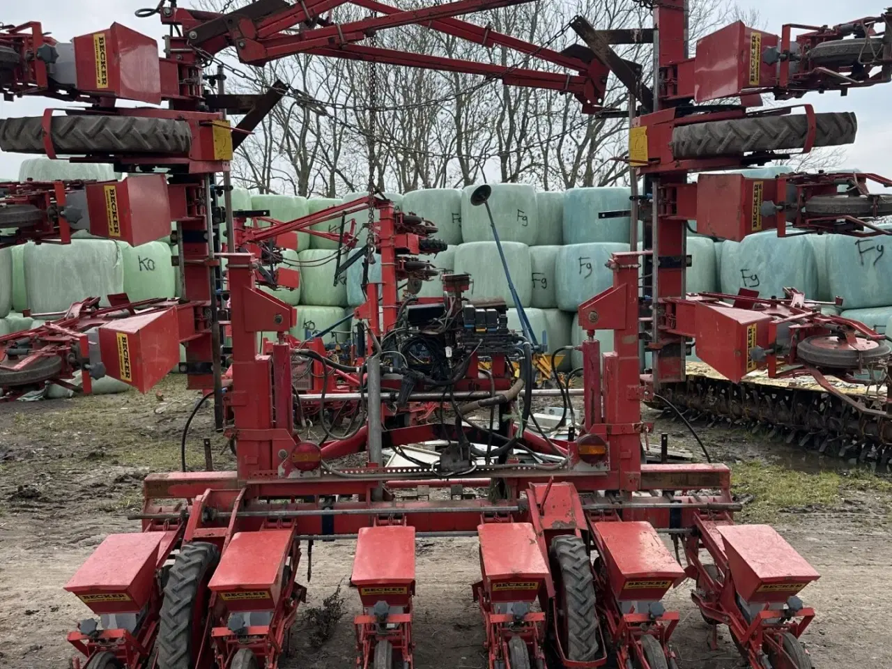 Billede 2 - Becker 12 rækket såmaskine med udstyr til flydende gødning. Fronttank medfølger til prisen.
