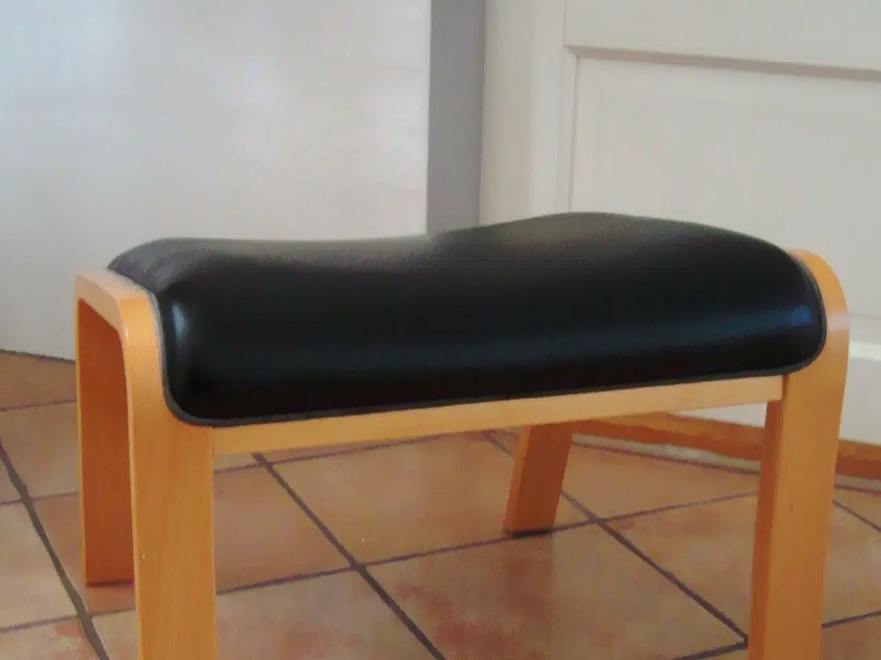 Billede 2 - Flot fodskammel i lys bøg og betrukket med sort læ