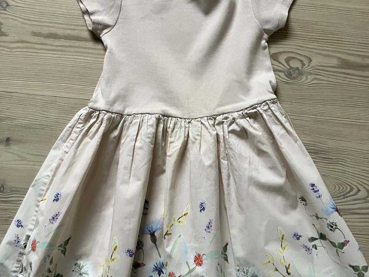 Billede 1 - Rosa kjole med flerfarvede blomster🌸🌺str. 4år 