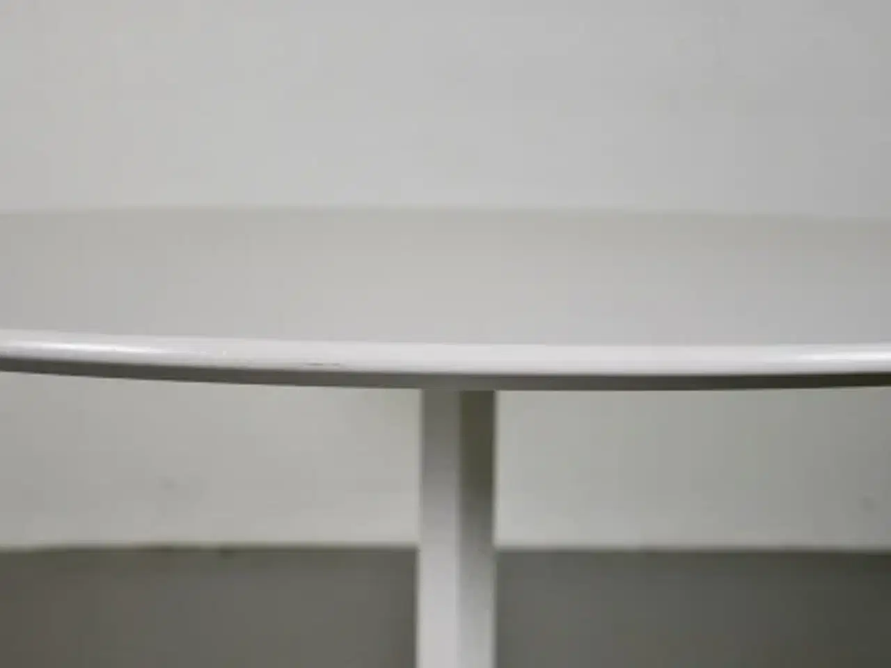 Billede 5 - Rundt montana mødebord med hvid plade og hvidt stel
