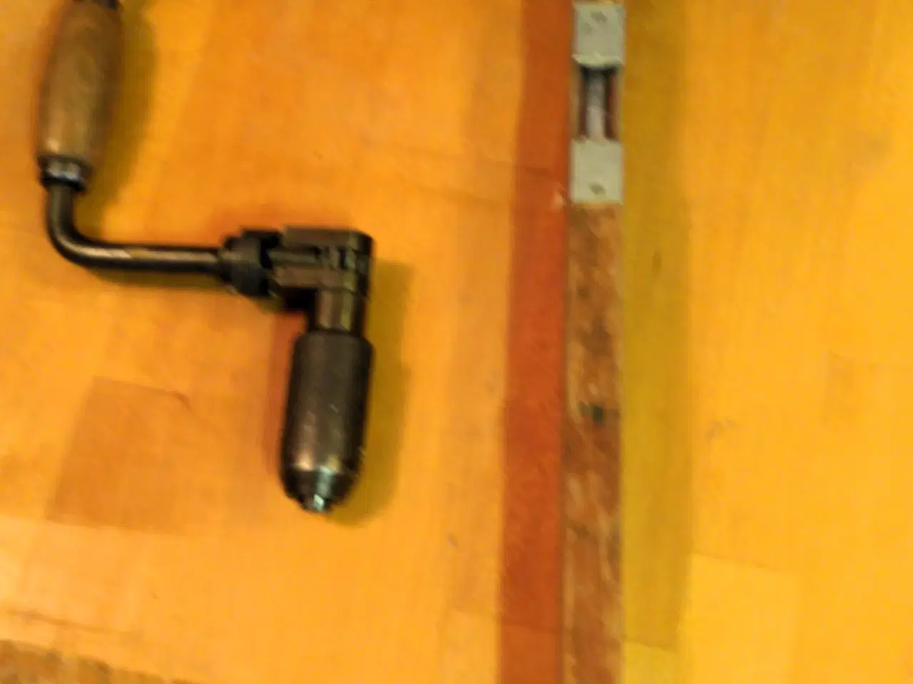 Billede 2 - Værktøj - borsving med skralde og vaterpas 63 cm.