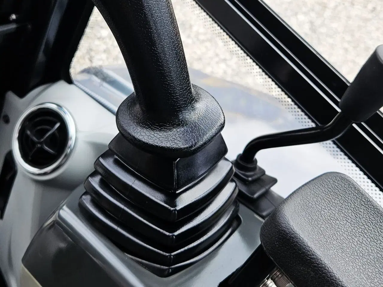 Billede 14 - Eurotrac HE26-SR / fabriksny / Engcon rotortilt / Yanmar motor / skovlsæt