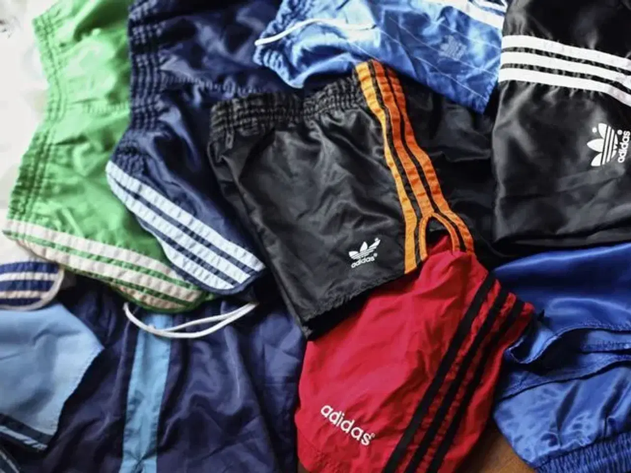 Billede 1 - Adidas og hummel nylon retro shorts købes