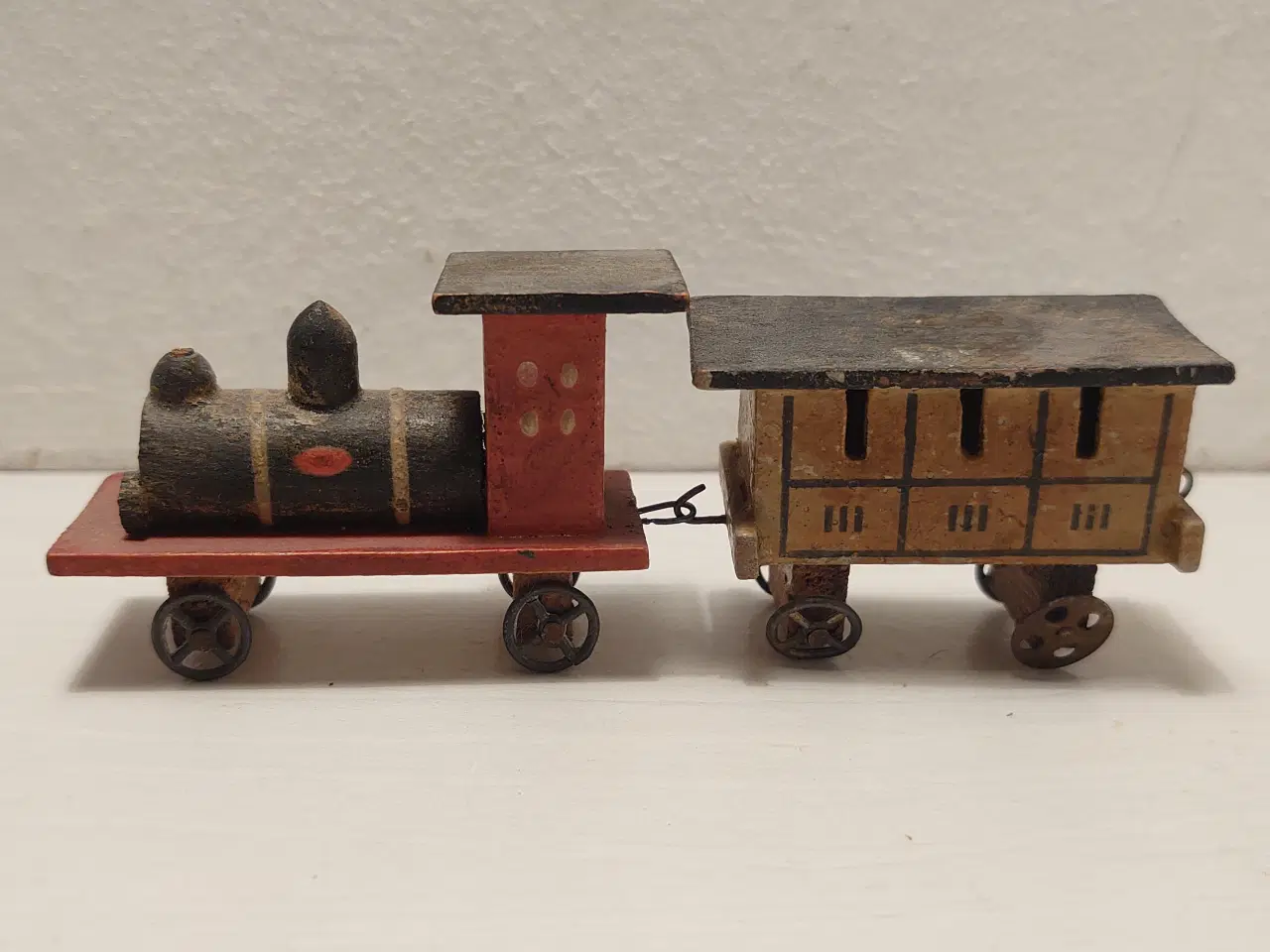 Billede 1 - Erzgebirge:Tog med vogn.Håndlavet i træ.Ca 1920