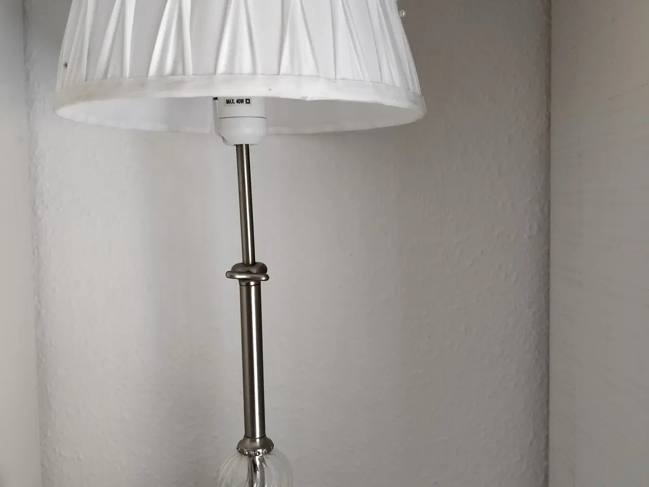 Billede 1 - Hvid lampe i fremragende stand, med ny - lampshade