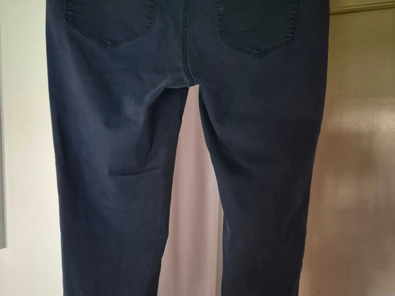 Billede 2 - Pæne mørkeblå Cro bukser 