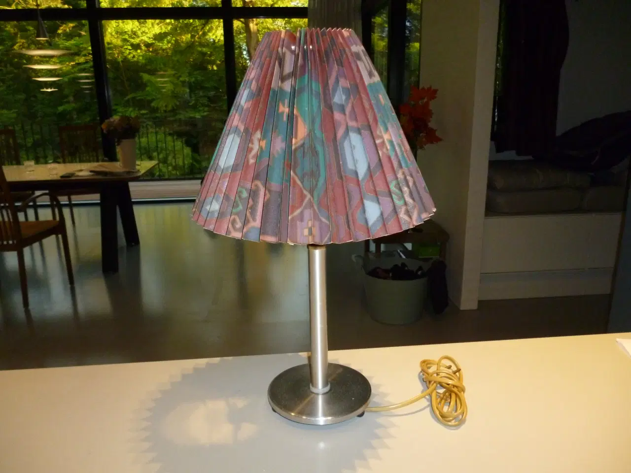 Billede 1 - Solid bordlampe incl. skærm sælges. 