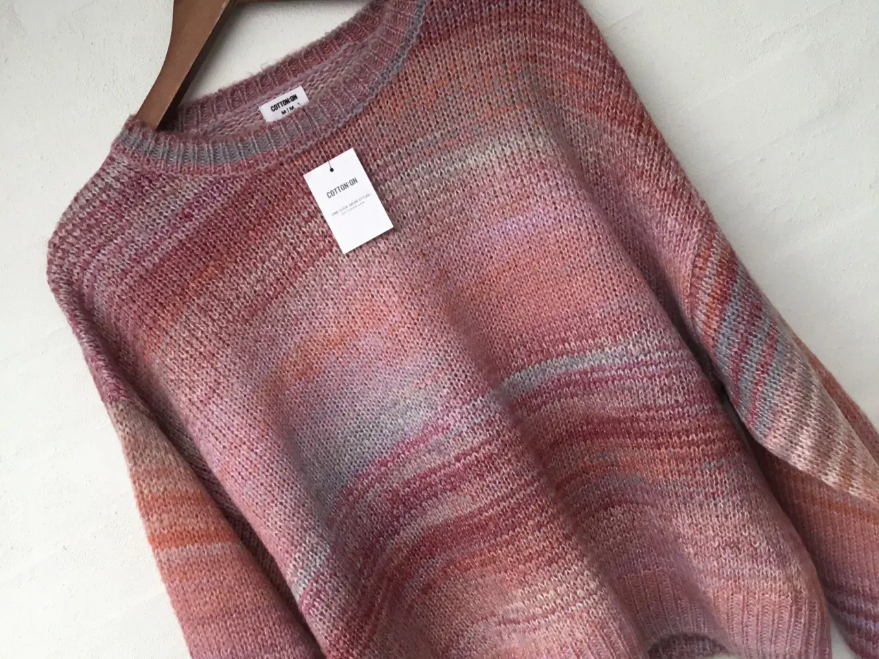 Billede 2 - Flot multifarvet strik sweater str M fra Cotton-On