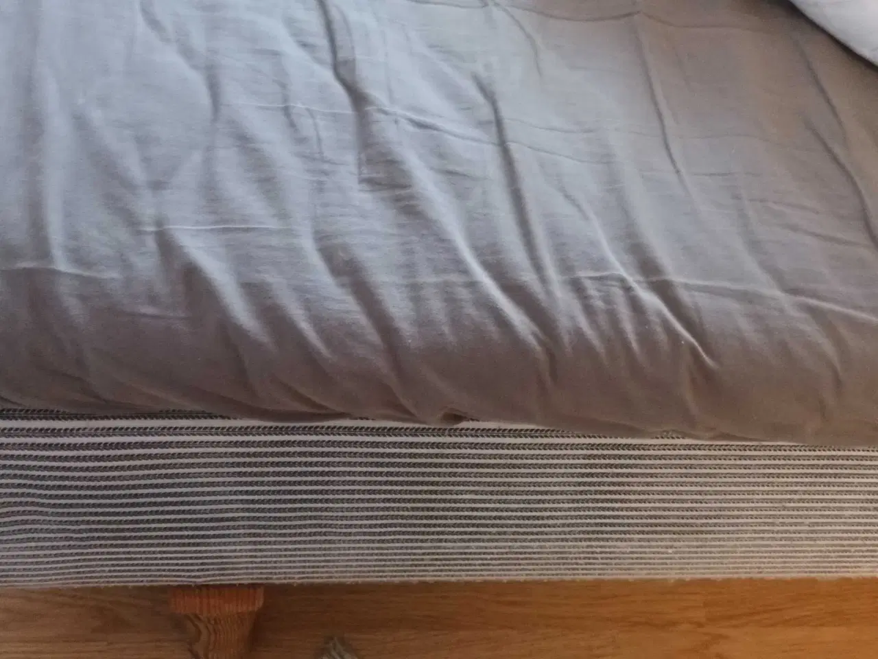 Billede 2 - 1 1/2 mands boxseng og topmadras med betræk