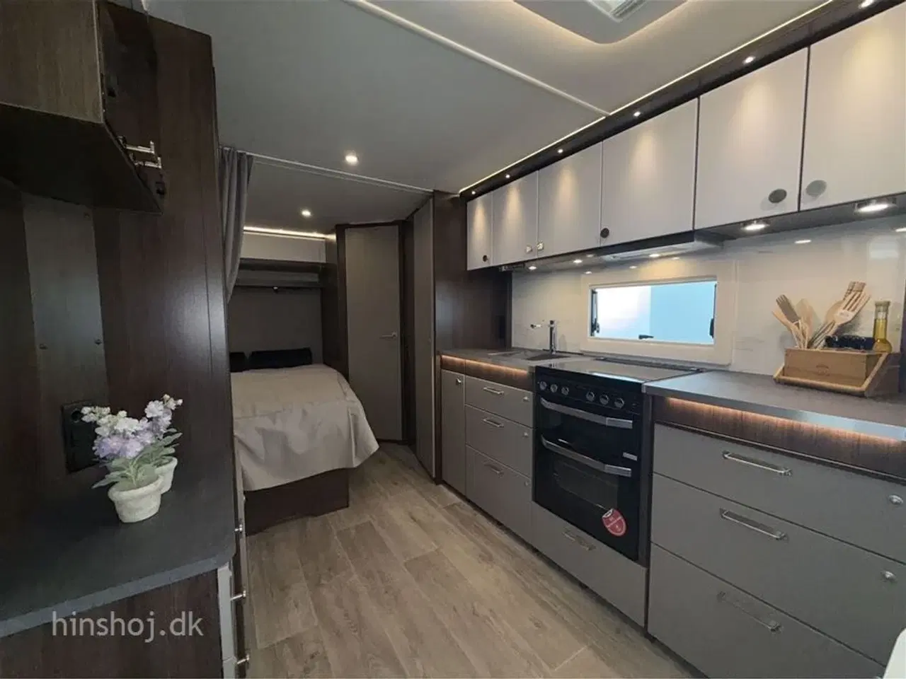 Billede 6 - 2026 - Polar Blueline 560 FD   Polar Blueline med fransk dobbeltseng og rundsiddegruppe fra Hinshøj Caravan