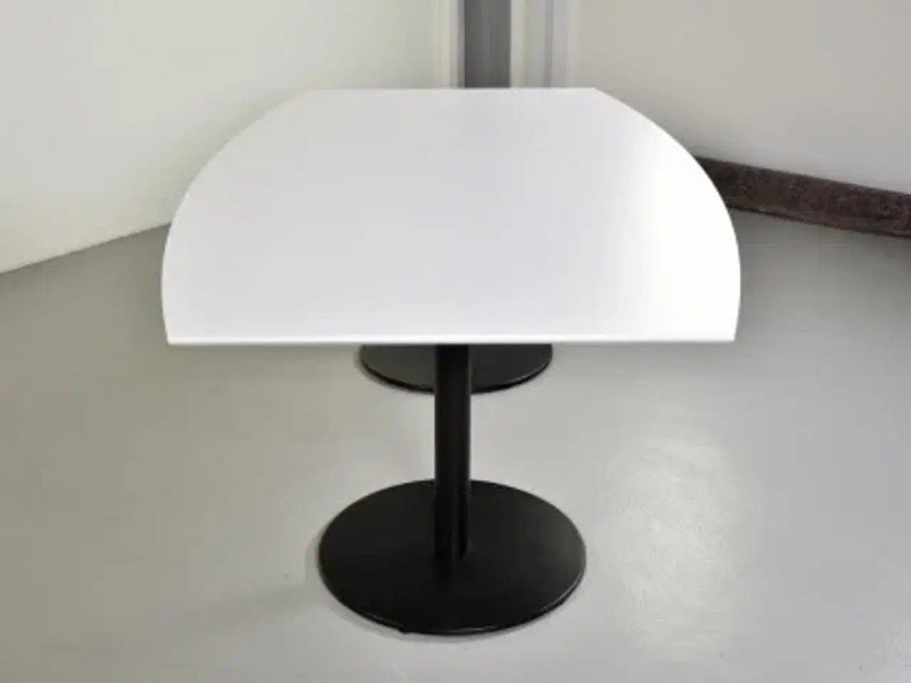 Billede 1 - Pedrali konferencebord med hvid tøndeformet plade