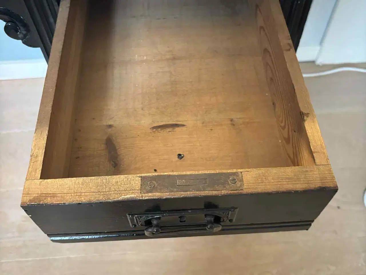 Billede 4 - Skrivebord i mørkt træ