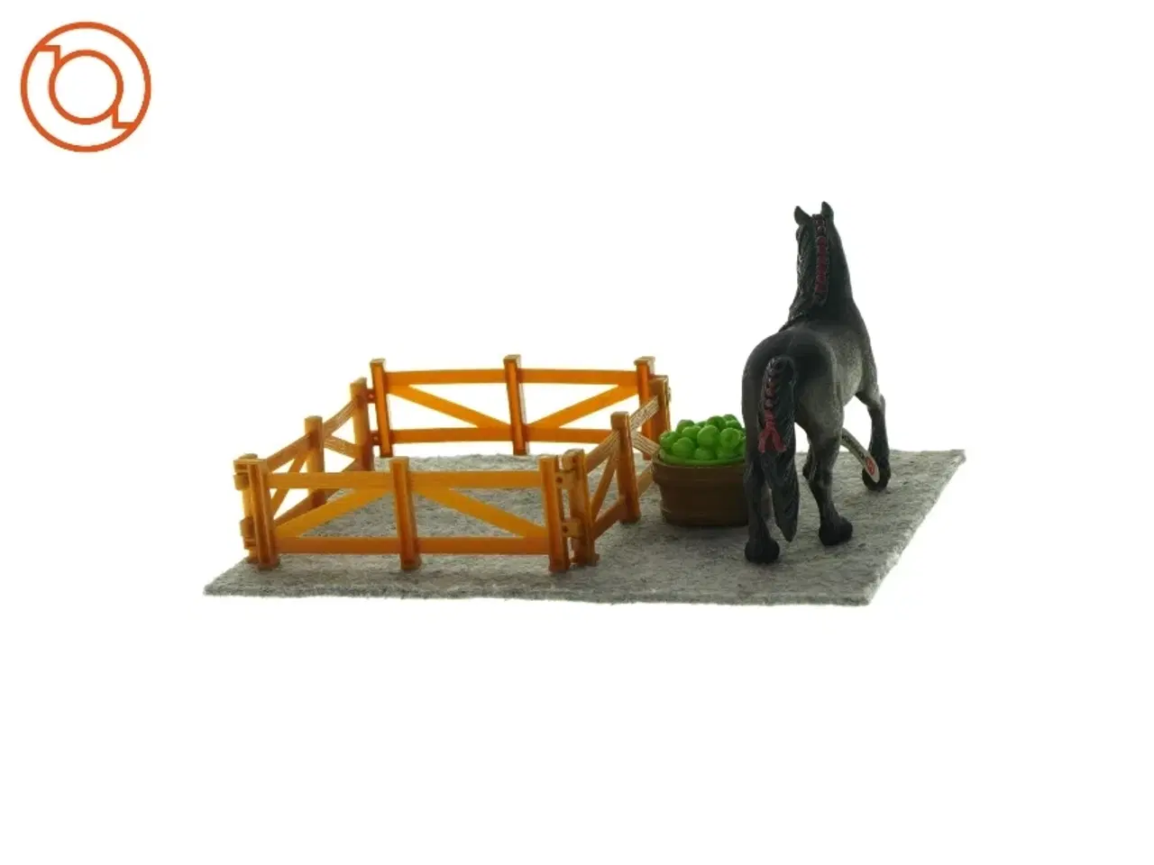Billede 2 - ny schleich hest med fold og tønde med æbler, Sæt med hesteudstyr