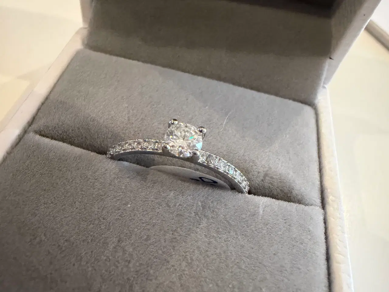 Billede 1 - Smuk Ring m. 0,3carat moissanite Diamant 
