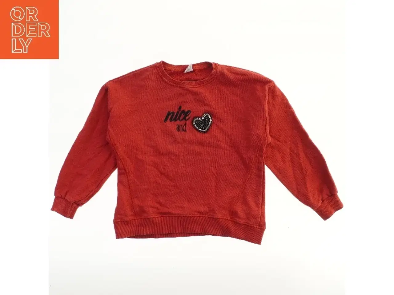 Billede 1 - Rød sweatshirt med tekst og hjerte fra Zara (str. 152)