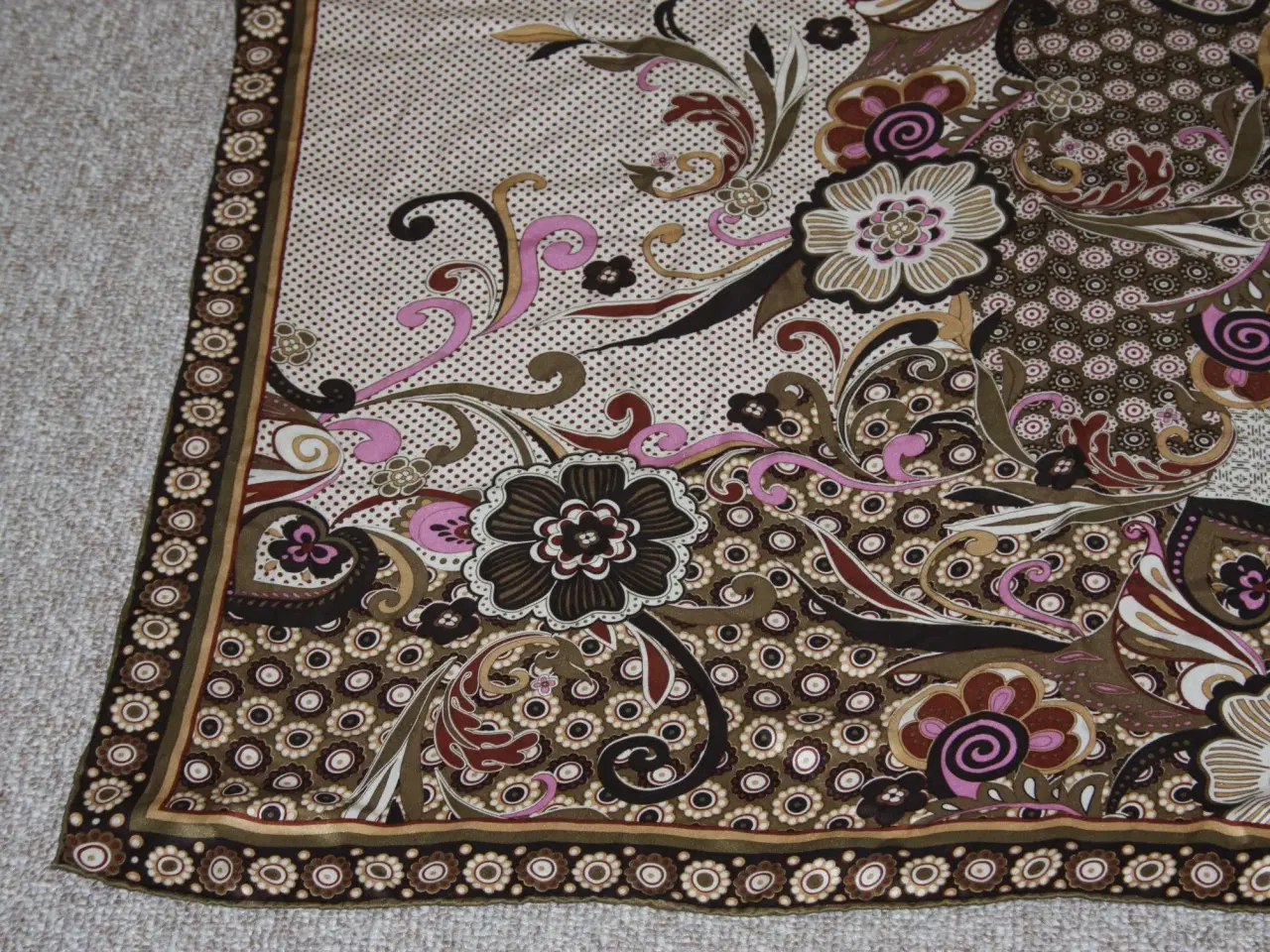 Billede 5 - Smukt silke tørklæde 100% Silk håndsyet 85 cm x 85