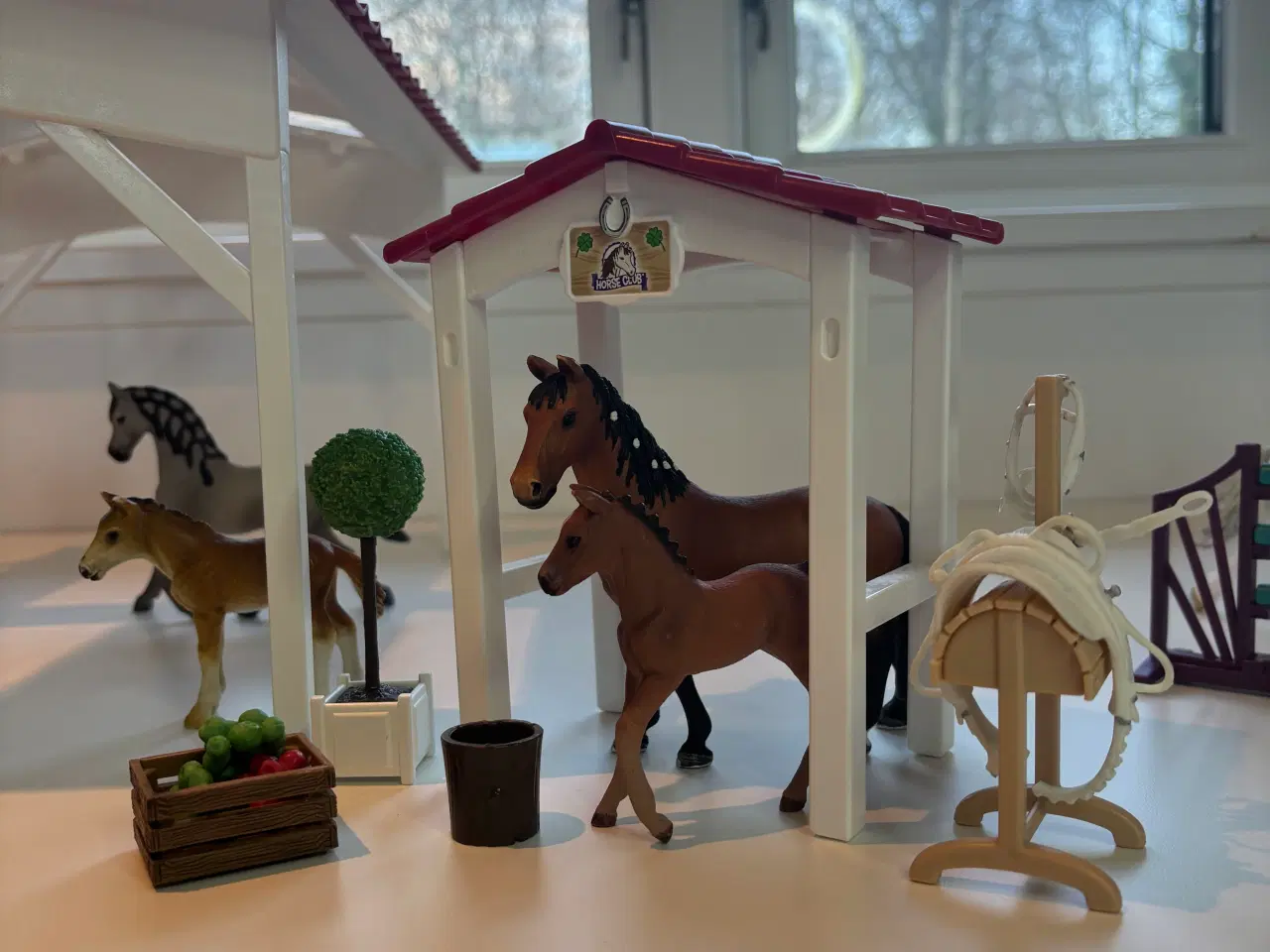 Billede 2 - Schleich stald område med 7 stk  heste