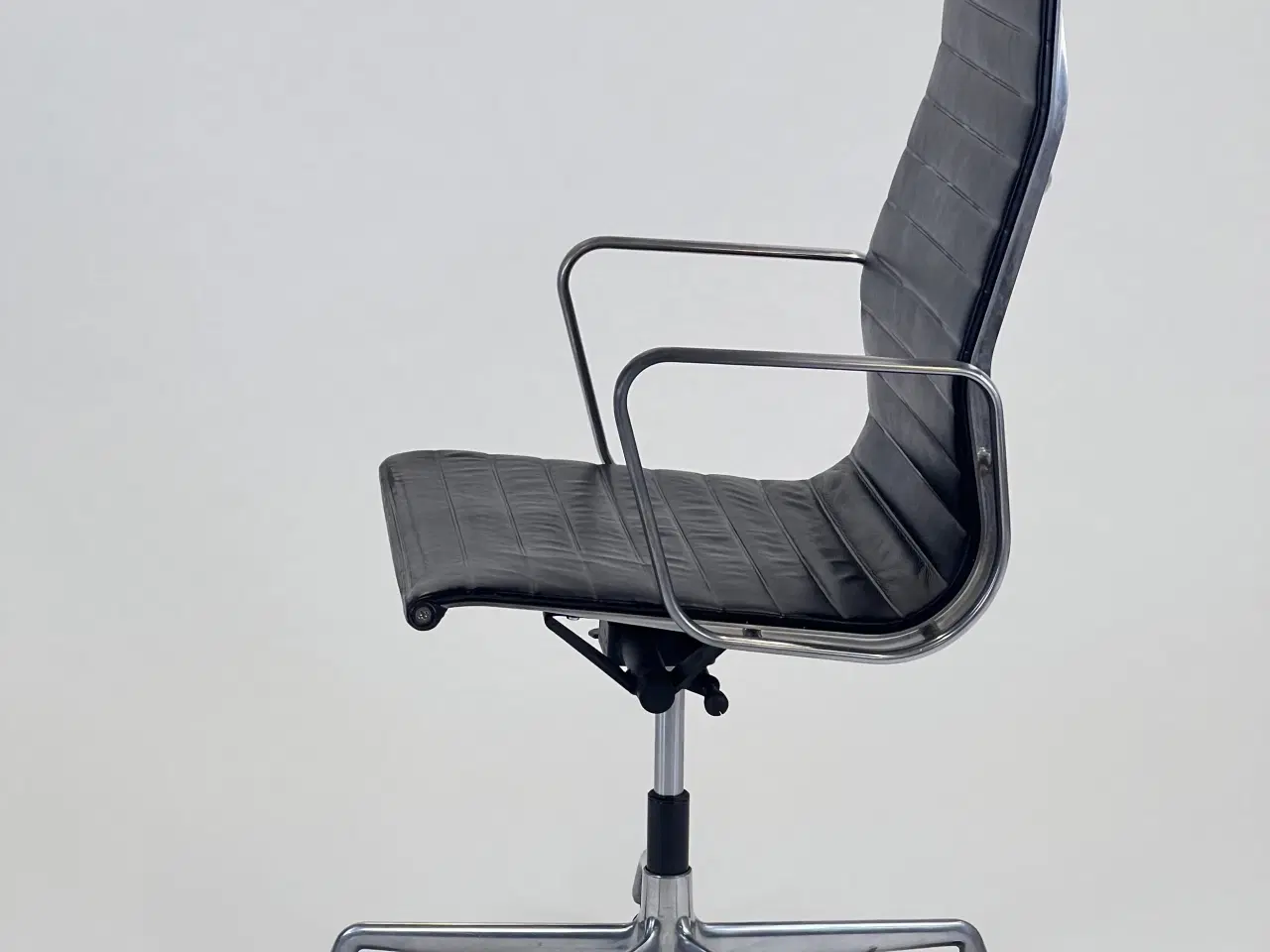 Billede 4 - Vitra Aluminium EA 119 Kontorstol med Swivel, Armlæn og Vippe Mekanisme