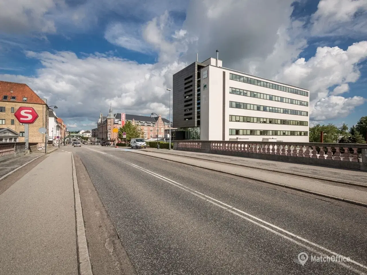 Billede 4 - Præsentabelt kontor med højt til himlen