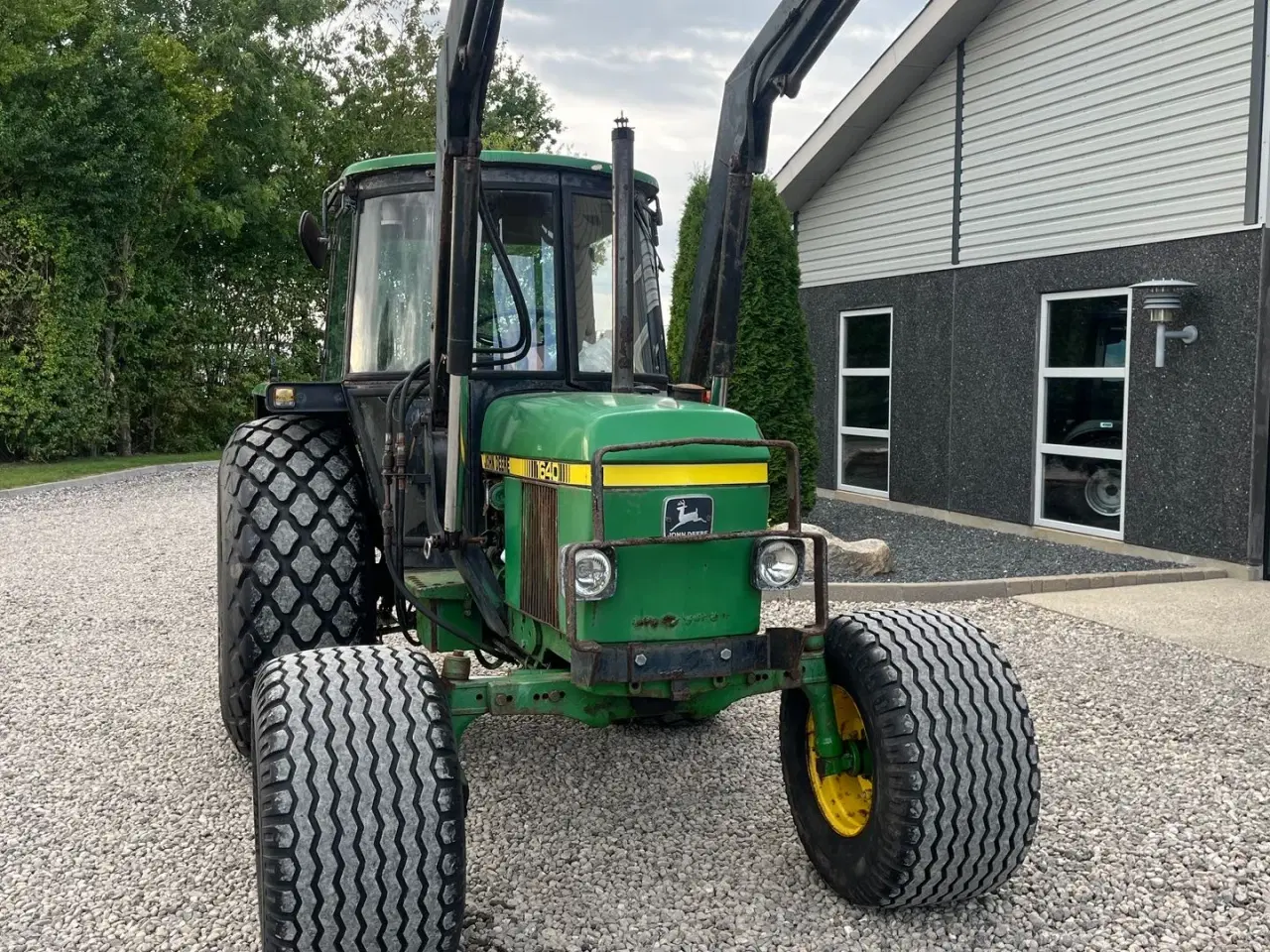 Billede 16 - John Deere 1640 Med græsdæk og frontlæsser