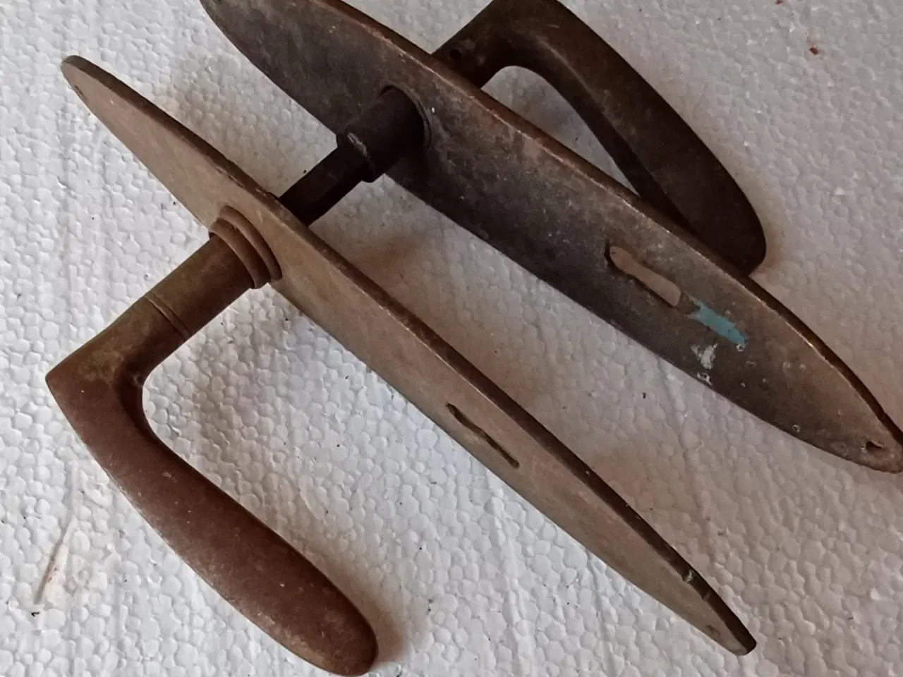 Billede 4 - Antikt dørgreb med langskilt, messing, tosidet.