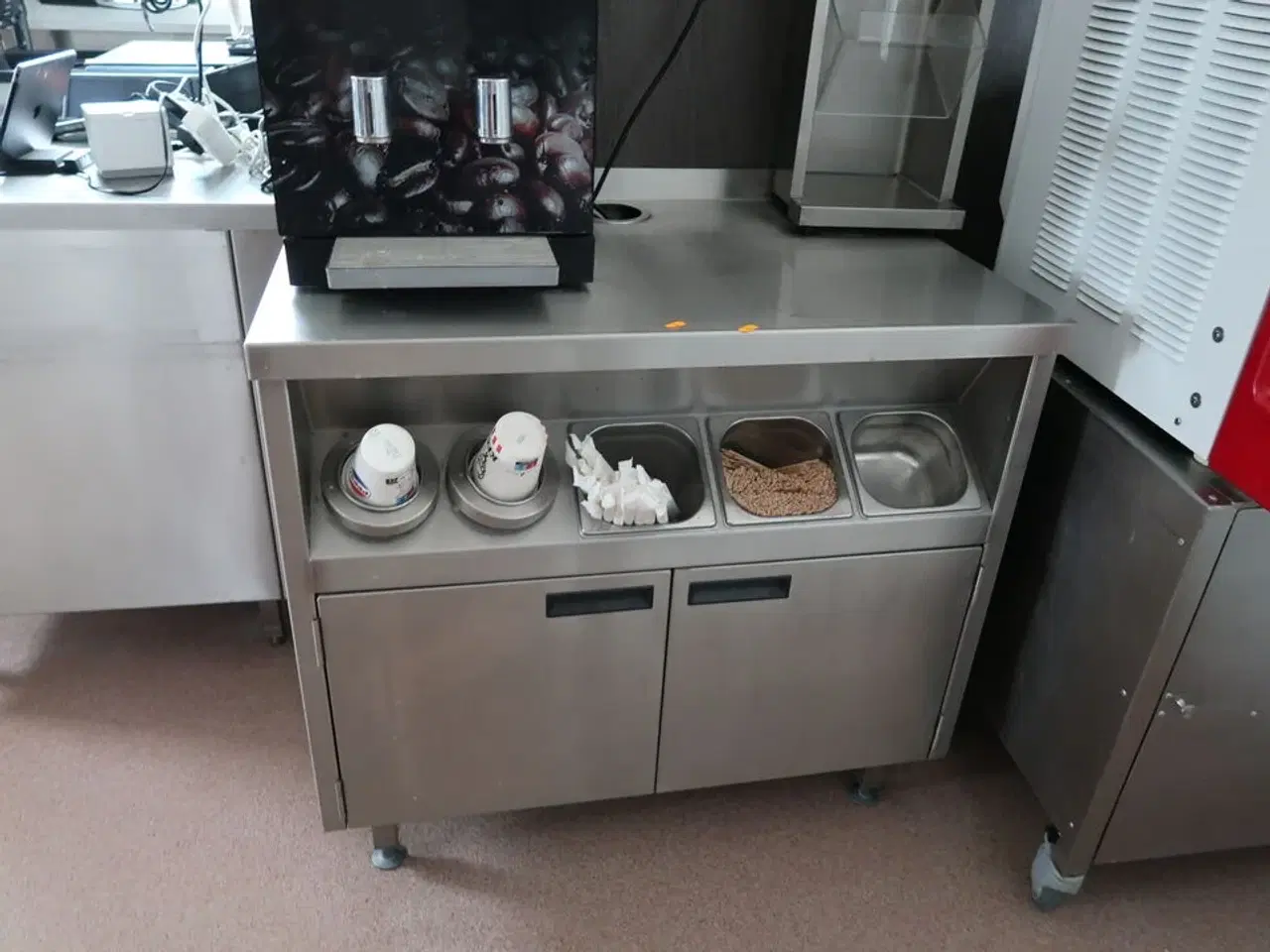 Billede 1 - Rustfri stålbord med indhold, uden espressomaskine og milkshake maskine