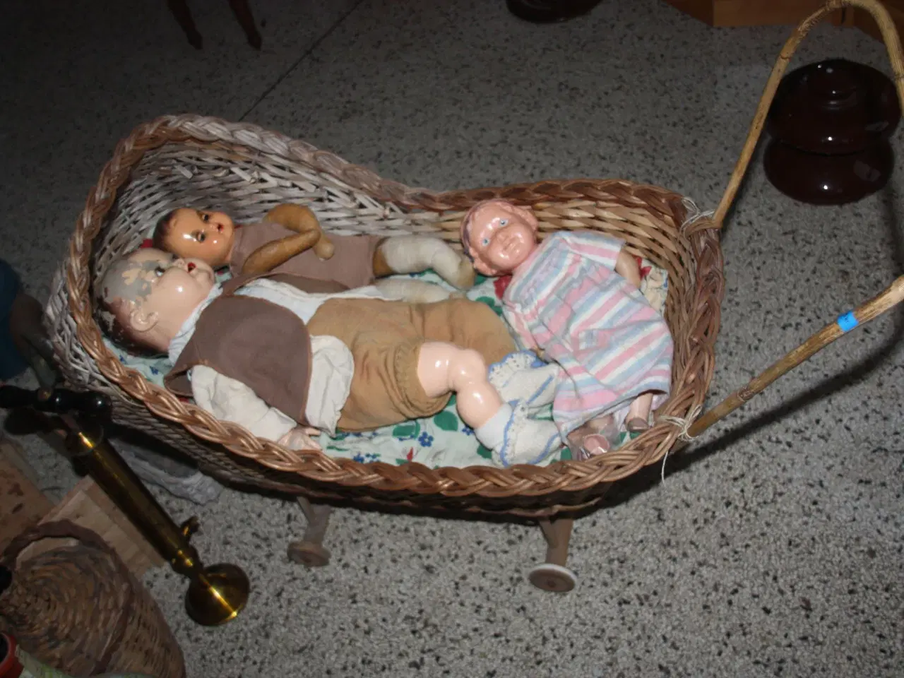 Billede 1 - Antik dukke-barnevogn med dukker