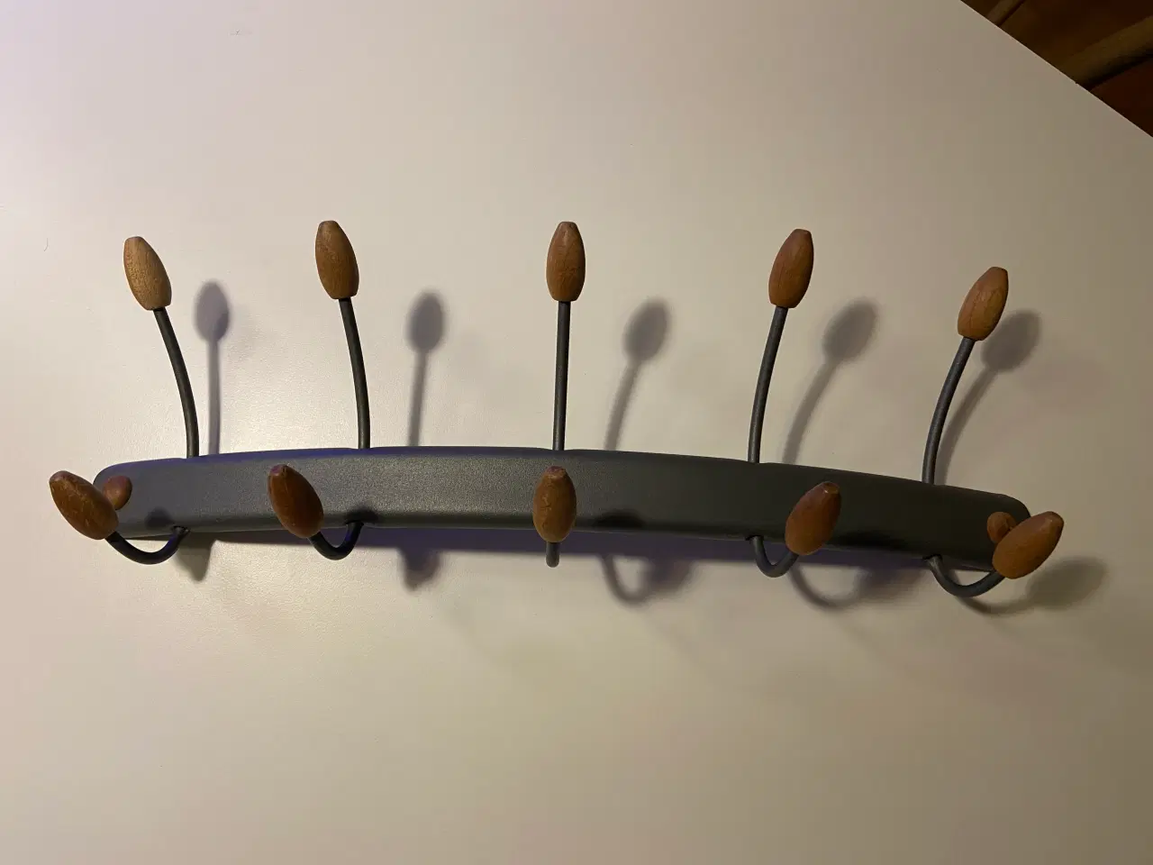 Billede 2 - Knagerække i metal og træ