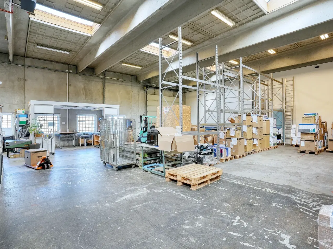 Billede 14 - Højloftet lager med 2 store porte samt administration i 2 etager tæt på E20/E47 og Ring 4