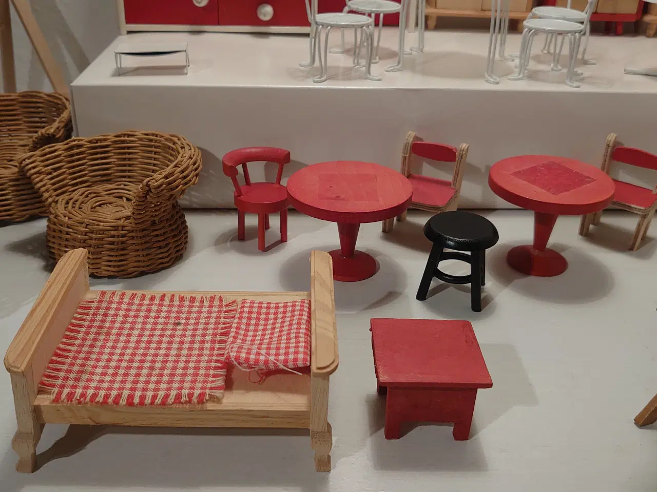 Billede 5 - 35 dele vintage dukkehusmøbler i træ og blik. 
