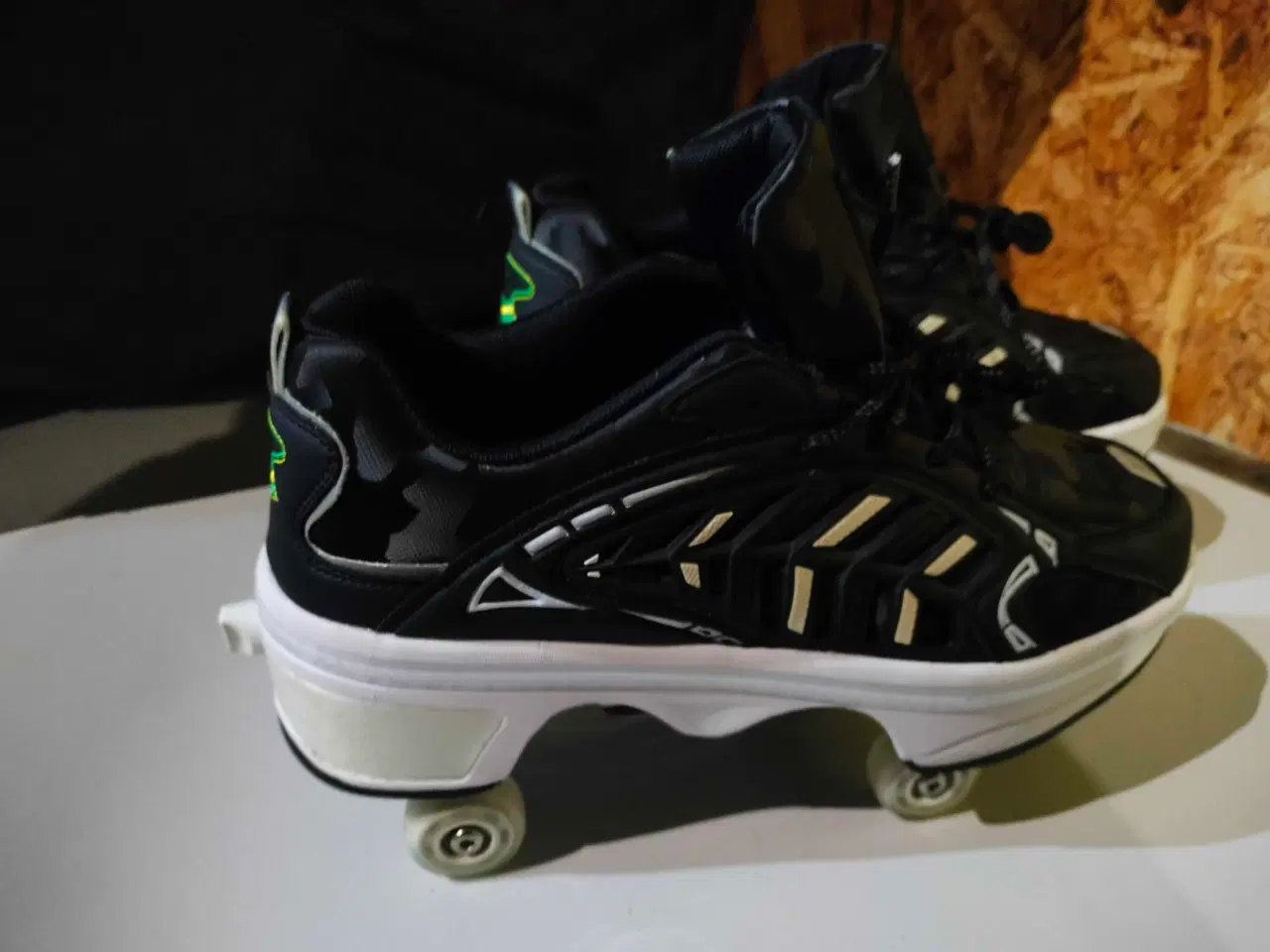 Billede 3 - Rulleskøjter og sko i et