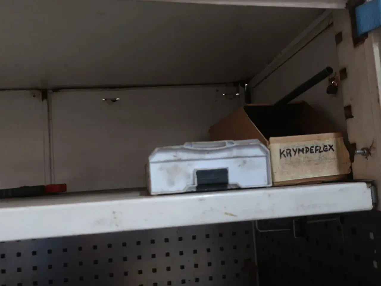 Billede 3 - Stålskab med indhold