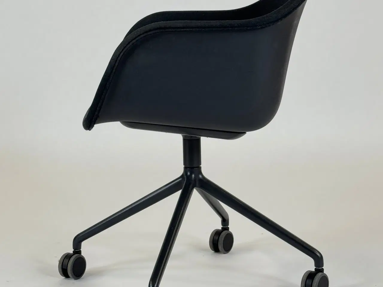 Billede 4 - Muuto Fiber Armchair m. Hjul - Sort