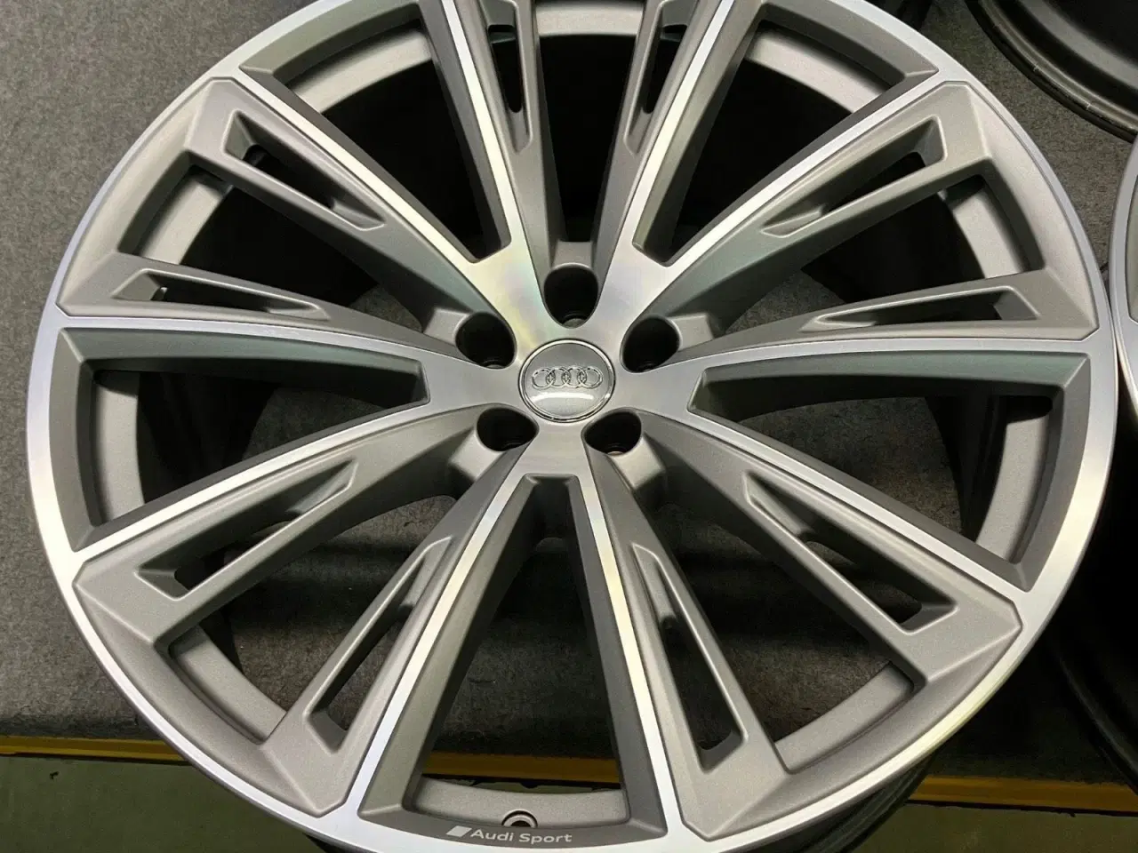 Billede 4 - ALUFÆLGE AUDI Q8 RSQ8 23"