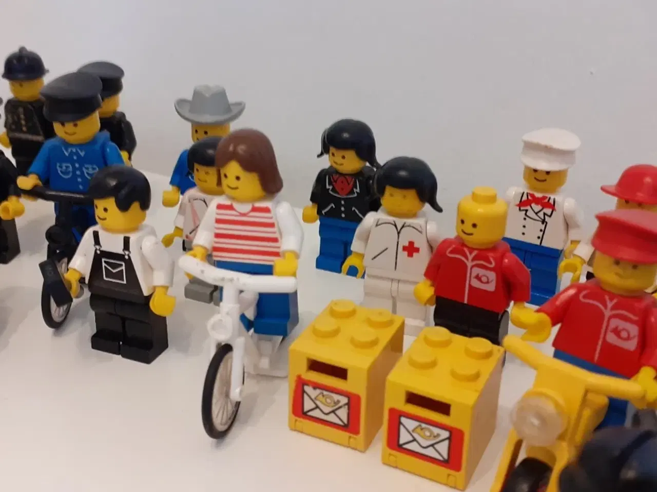Billede 5 - LEGO figurer 32 stk + tilbehør (Fra 70 / 80´erne)