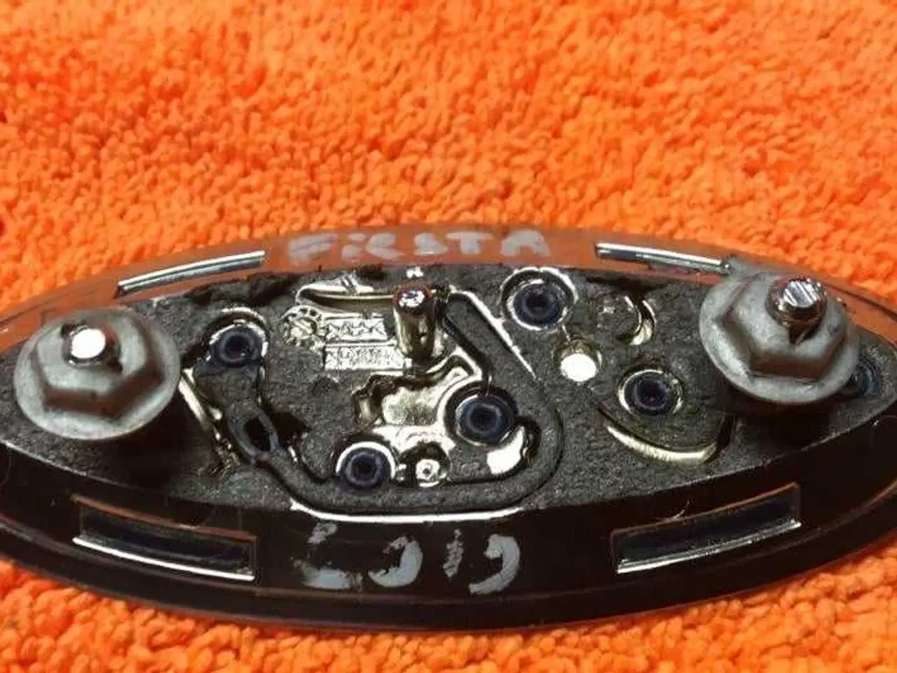 Billede 3 - Ford emblem 2 str. Pæne med mont. Defekte..