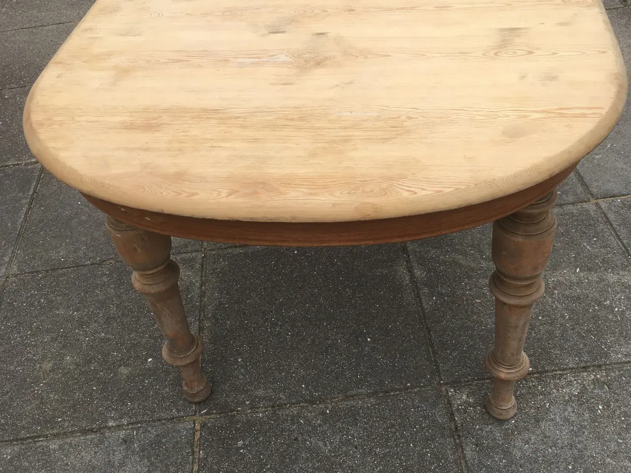 Billede 3 - Spisebord i fyrretræ - 2 stole 
