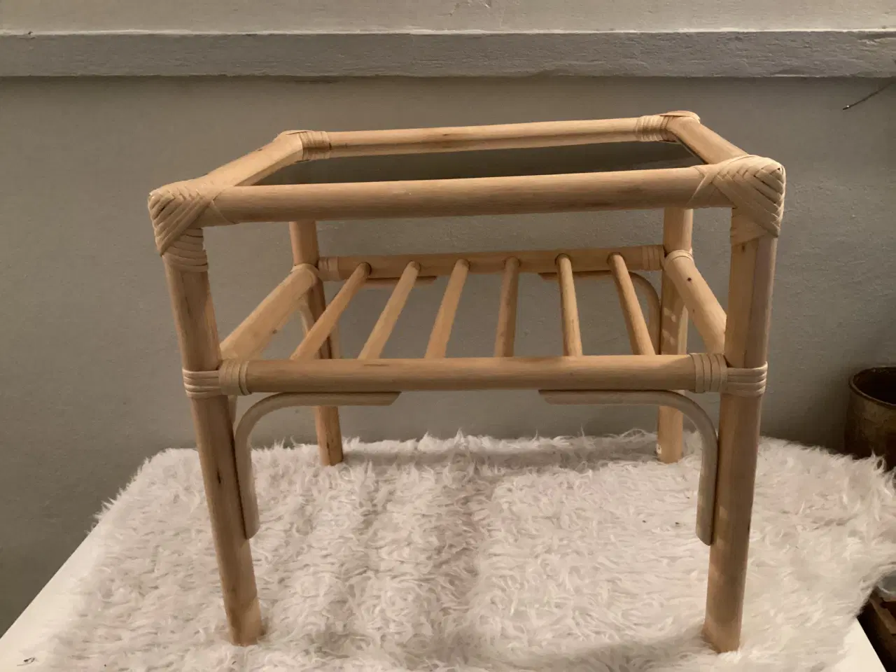 Billede 2 - Bambus sidebord med røgfarvet glasplade