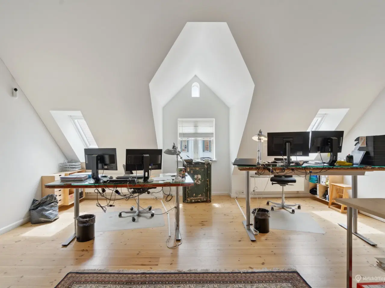 Billede 13 - Højt til loftet. blotlagte bjælker, altan og særdeles centralt beliggende