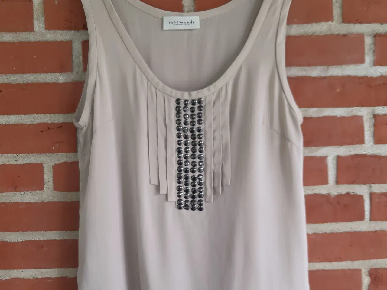 Billede 1 - Top, Rosemunde, med pynteknapper