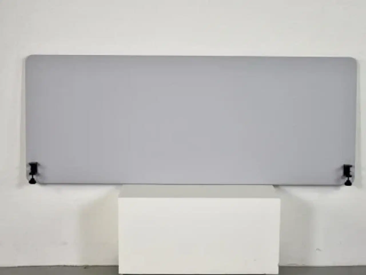 Billede 3 - Lintex edge bordskærm i lysegrå, inkl. 2 sorte beslag