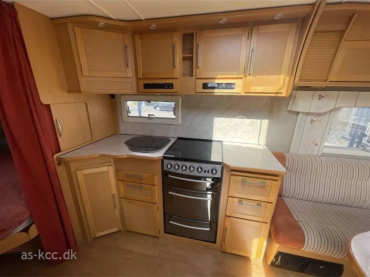 Billede 8 - 2007 - Kabe Royal 560 XL KS   Kabe Royal 560 XL KS årg. 2007 incl.Kampa lufttelt ,mover,DuoControl, solceller. 4 sovepladser, 6 siddepladser.