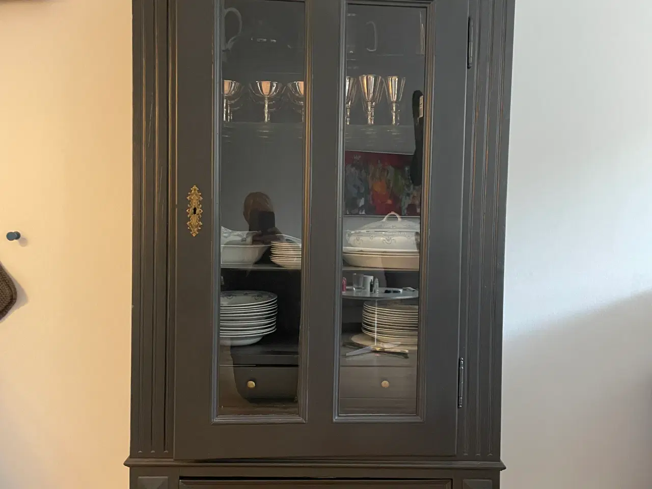 Billede 1 - Gl. vitrineskab med glas hylder.