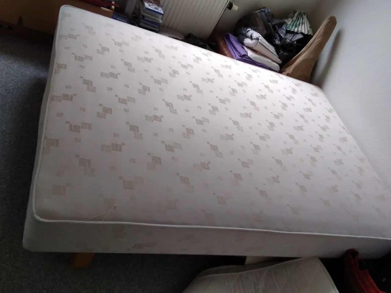 Billede 1 - Seng 140x200 cm med topmadras 