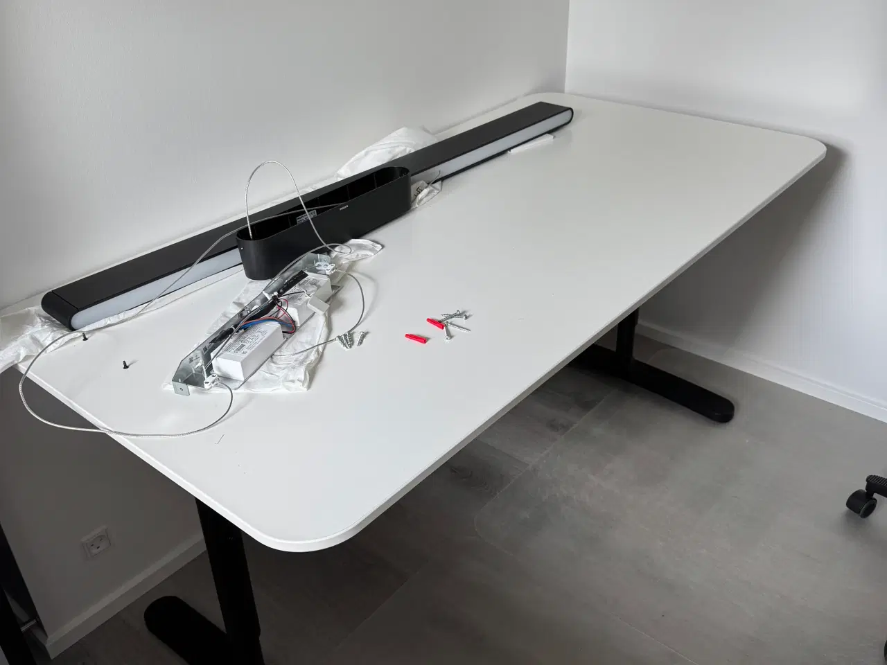 Billede 1 - IKEA 160x80 skrivebord (sort/hvid)