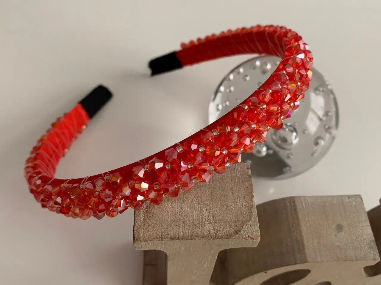 Billede 2 - Smuk rød hårbøjle med glas-look perler